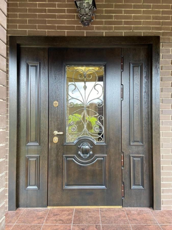 Парадная дверь с остеклением Парадная дверь с остеклением