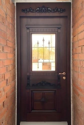 Дверь с резьбой и стеклом