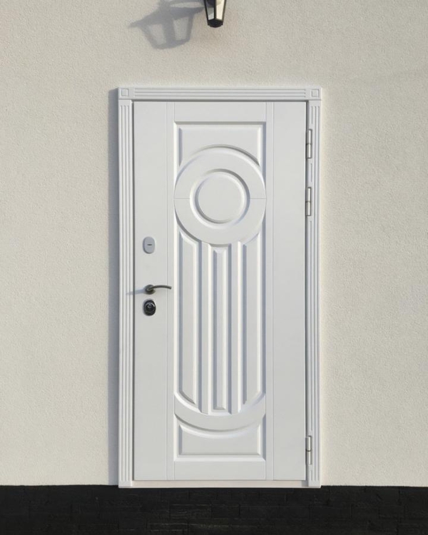 Белая уличная дверь Белая уличная дверь