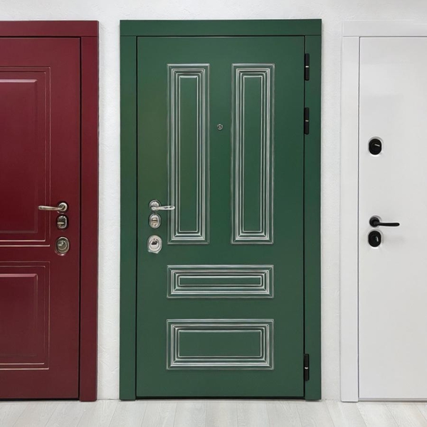 Зеленая дверь на стенде Зеленая дверь на стенде