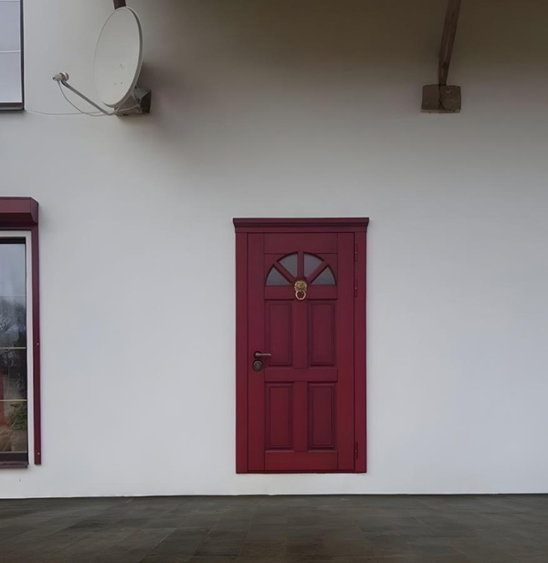 Красная остекленная дверь в доме Красная остекленная дверь в доме