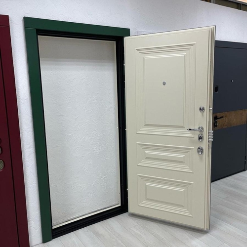 Дверь на стенде