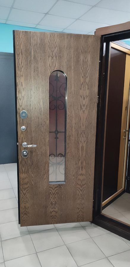 Дверь со стеклом и ковкой Дверь со стеклом и ковкой