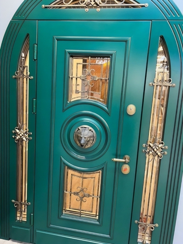 Зеленая дверь с ковкой