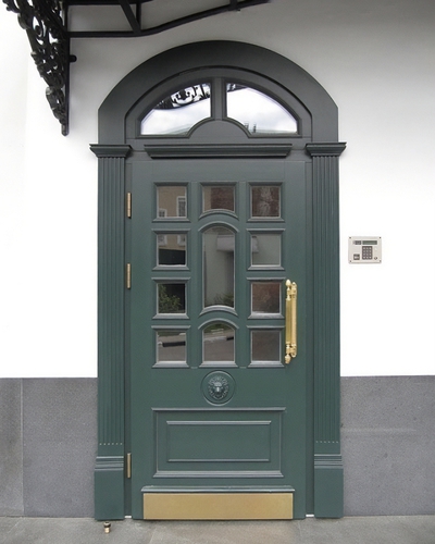 Темно-зеленая дверь