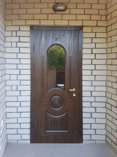 Уличная дверь со стеклом