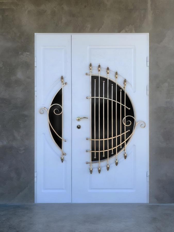 Белая дверь с фигурными стеклами Белая дверь с фигурными стеклами