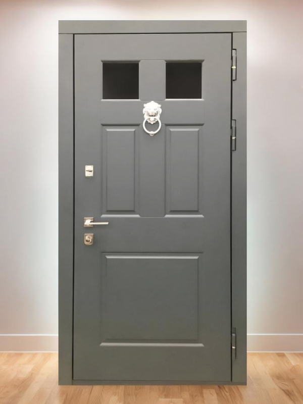 Серая дверь с кнокером Серая дверь с кнокером