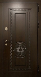 Металлическая дверь для квартиры с темными панелями МДФ с фрезерной резкой Металлическая дверь для квартиры с темными панелями МДФ с фрезерной резкой