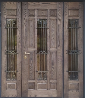 Входная коттеджная группа с терморазрывом, тремя стеклами и ковкой (отделка массивом) Входная коттеджная группа с терморазрывом, тремя стеклами и ковкой (отделка массивом)