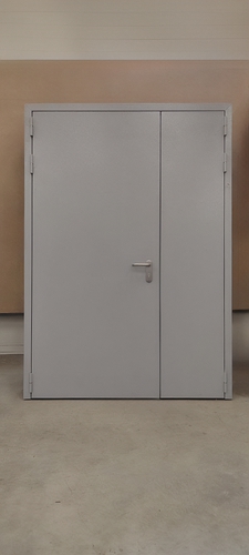 Полуторная серая дверь