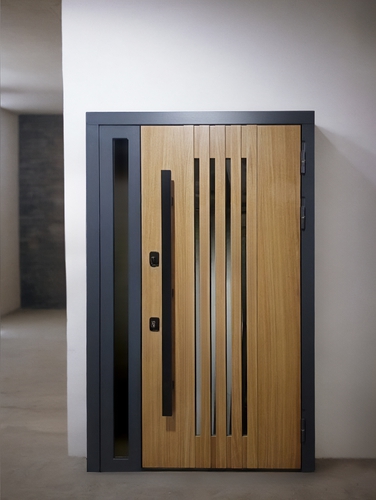 Современная дверь с комбинированной МДФ отделкой и боковой вставкой