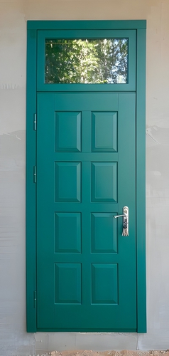 Зеленая дверь с фрамугой