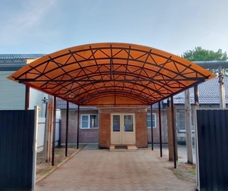 Оранжевый арочный навес из поликарбоната для авто Оранжевый арочный навес из поликарбоната для авто