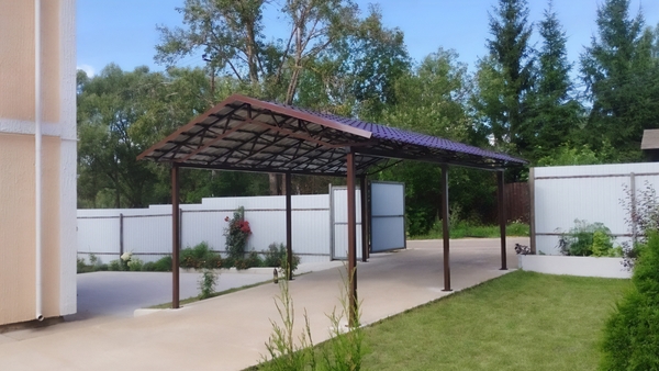 Автомобильный навес с кровлей из металлочерепицы Автомобильный навес с кровлей из металлочерепицы