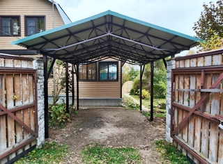 Двускатный навес с крышей из профлиста для дачного дома Двускатный навес с крышей из профлиста для дачного дома